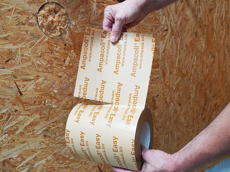[Translate to AT-DE:] Anwendungsfoto: Ampacoll Easyfix, linerloses Dichtpflaster aus Spezialpapier
