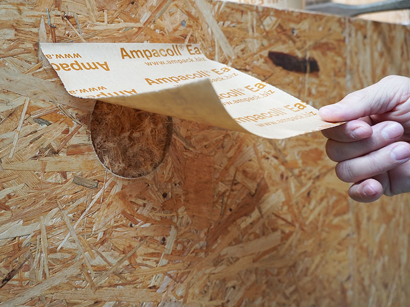 [Translate to AT-DE:] Anwendungsfoto: Ampacoll Easyfix, linerloses Dichtpflaster aus Spezialpapier