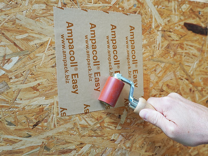 [Translate to AT-DE:] Anwendungsfoto: Ampacoll Easyfix, linerloses Dichtpflaster aus Spezialpapier